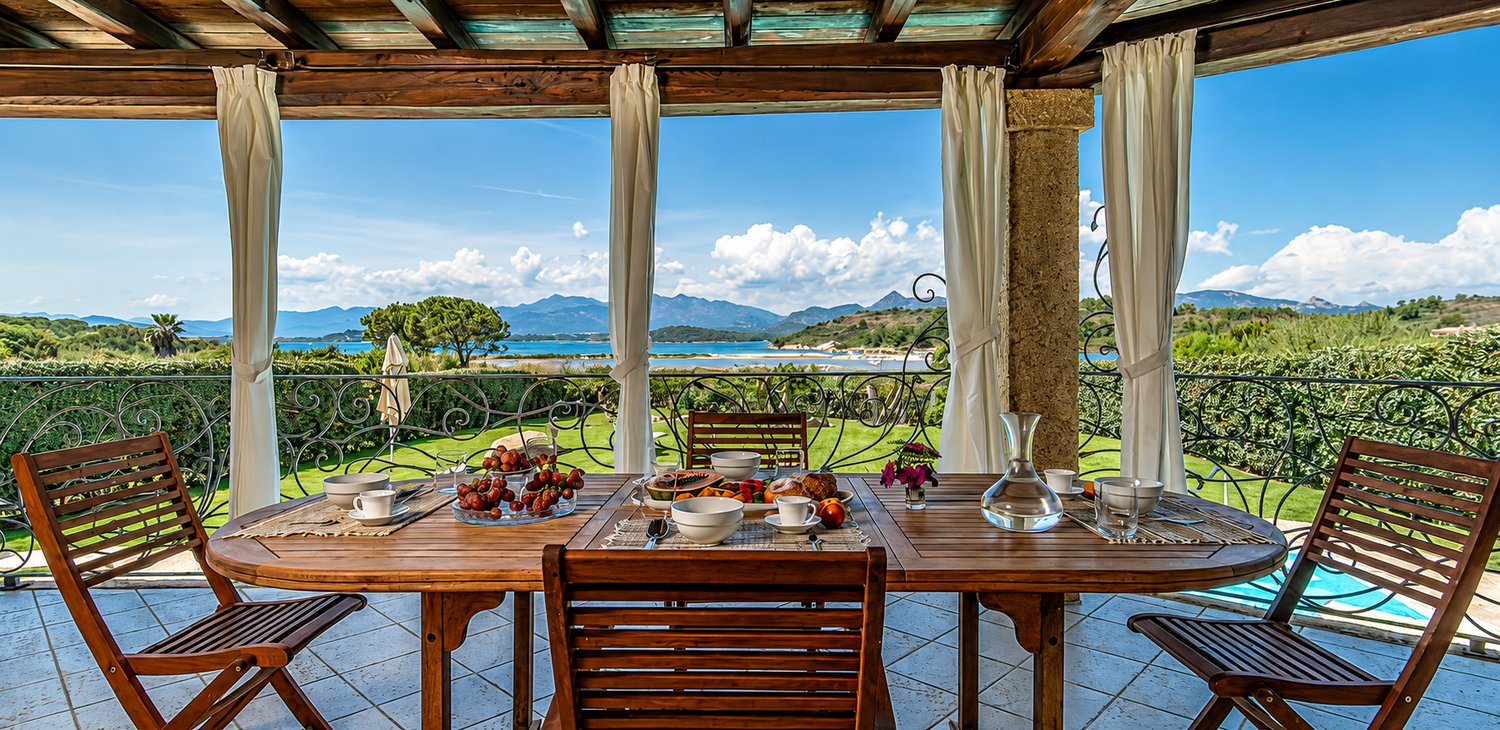 Pergola dining