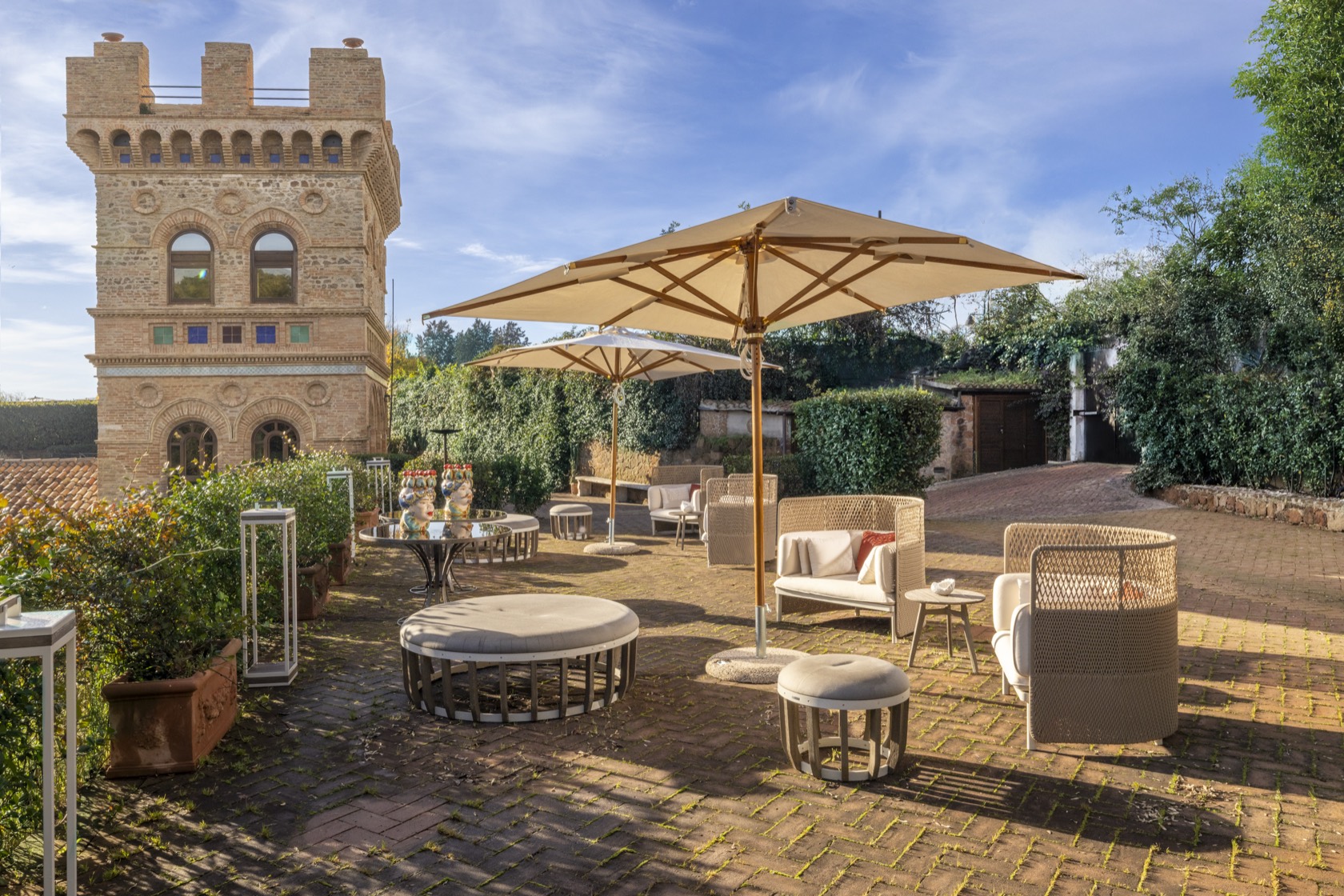 Panoramic patio